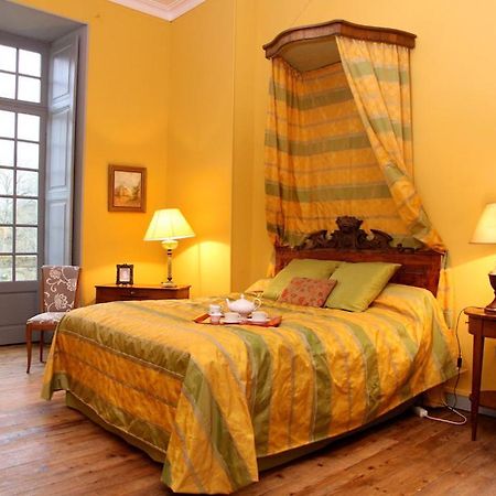 Chateau De Montriou Feneu Стая снимка