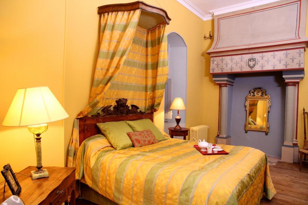 Chateau De Montriou Feneu Стая снимка