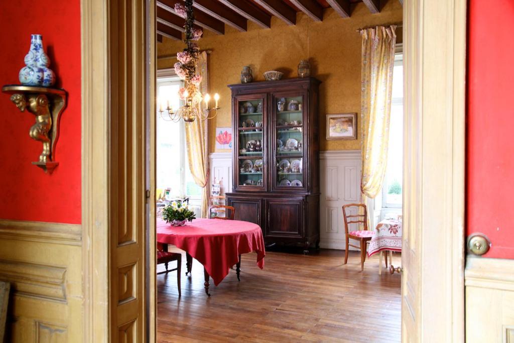 Chateau De Montriou Feneu Стая снимка