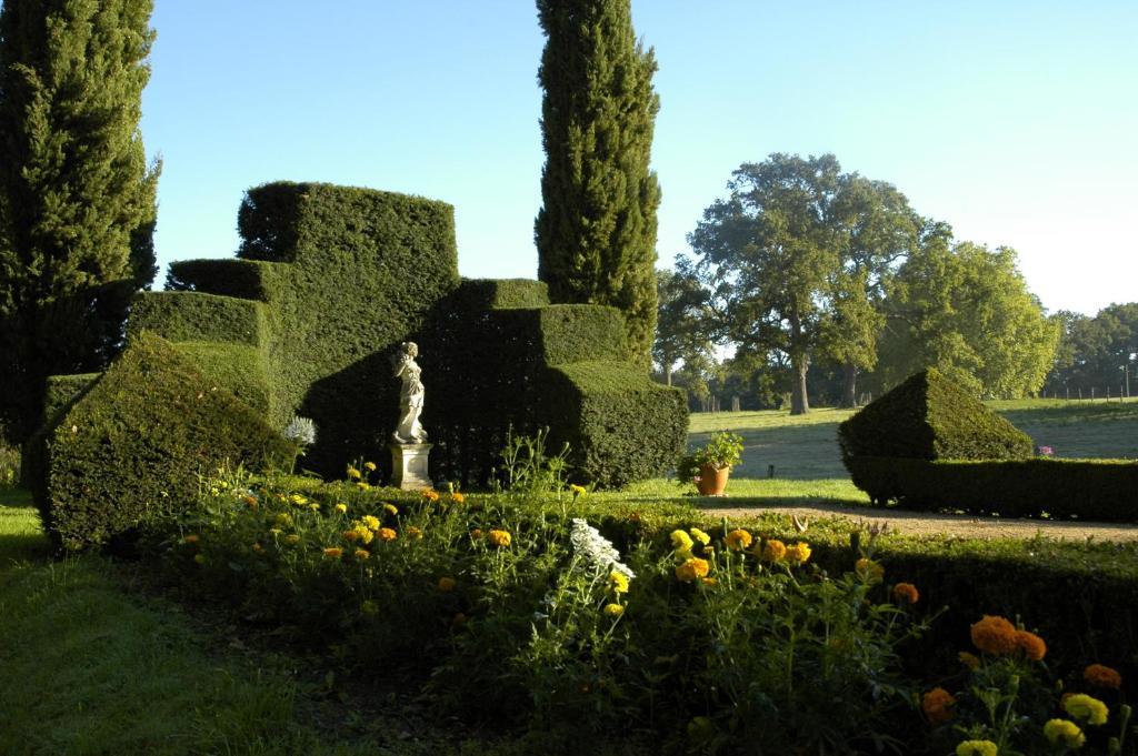 Chateau De Montriou Feneu Стая снимка