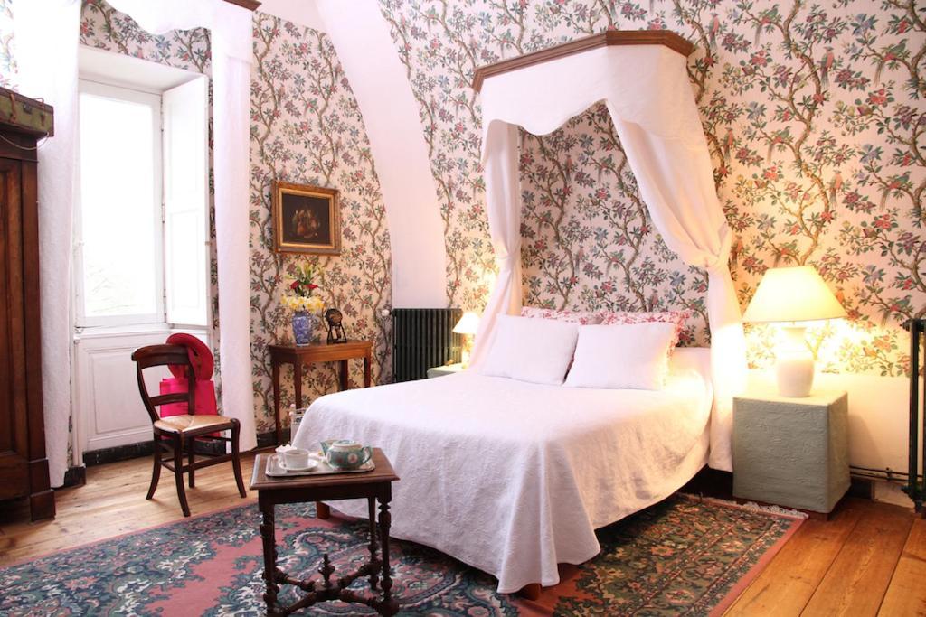Chateau De Montriou Feneu Стая снимка